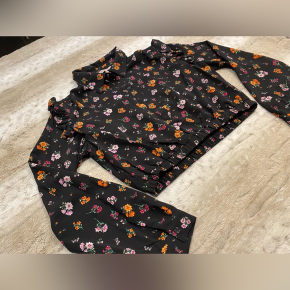 NWT💝BCBGENERATION Ruffle Shoulder Floral Print
Button-Up Top Size S - Picture 6 of 11